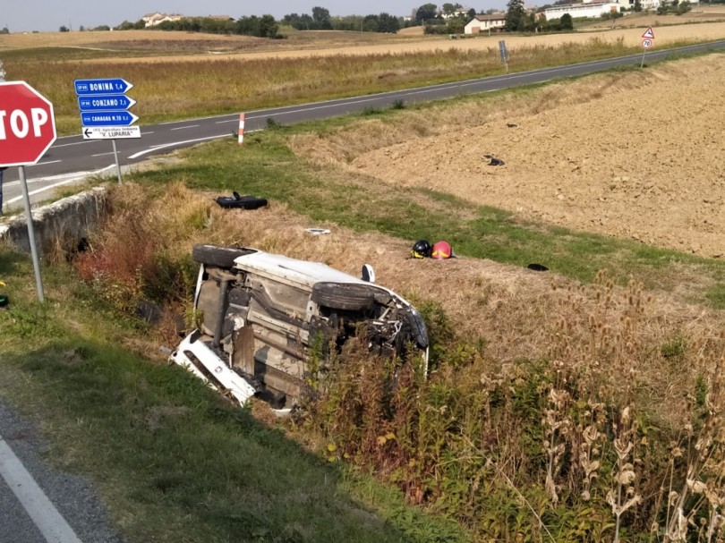 Auto in un fosso e gatti su un tetto